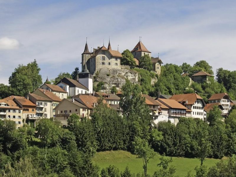 Vue aérienne sur Rue FR avec le Château sur l’éperon, à droite en haut la Maison Rose