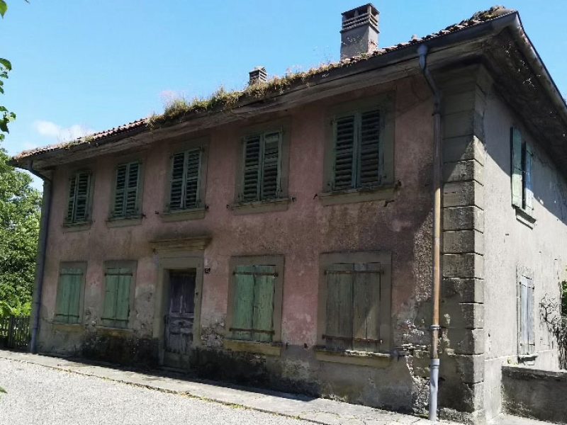 La Maison Rose avec sa façade rose depuis la rue vers le Château