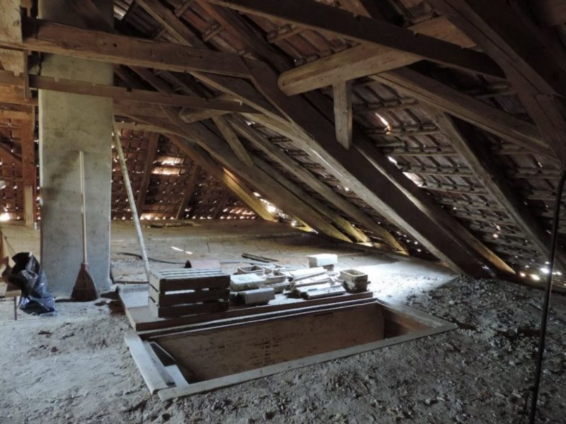 La charpente avec l’accès aux combles