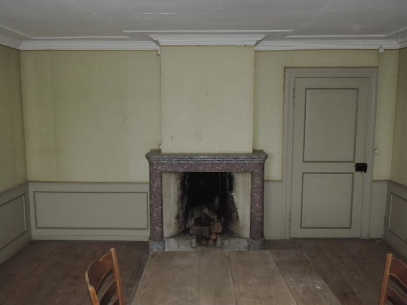 La salle à manger avec la cheminée; derrière les tapisseries en tissu se cachent des papiers peints néo-gothiques des années 1830, aujourd’hui dégagés