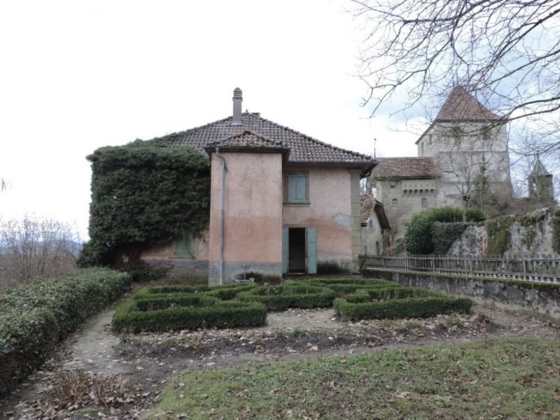 La vue extérieure depuis le petit jardin à la française, avec la tourelle des latrines; à droite le corps de garde, le portail et le donjon du Château